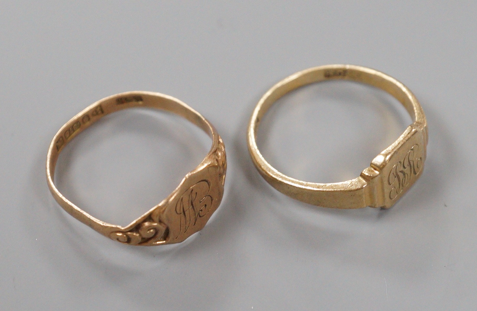 Two 9ct gold signet rings, both with engraved initials, 3.9 grams.